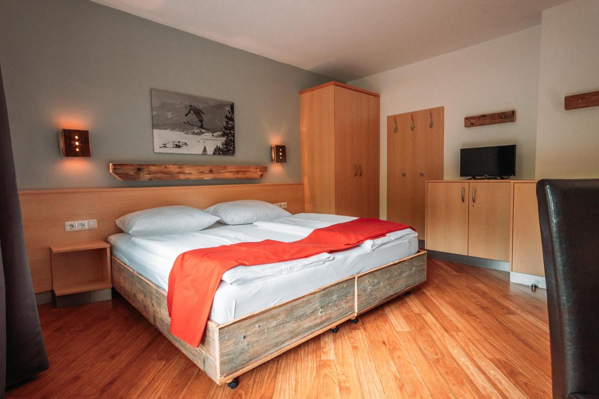 Hahnenkamm Hostel Reutte Rom bilde